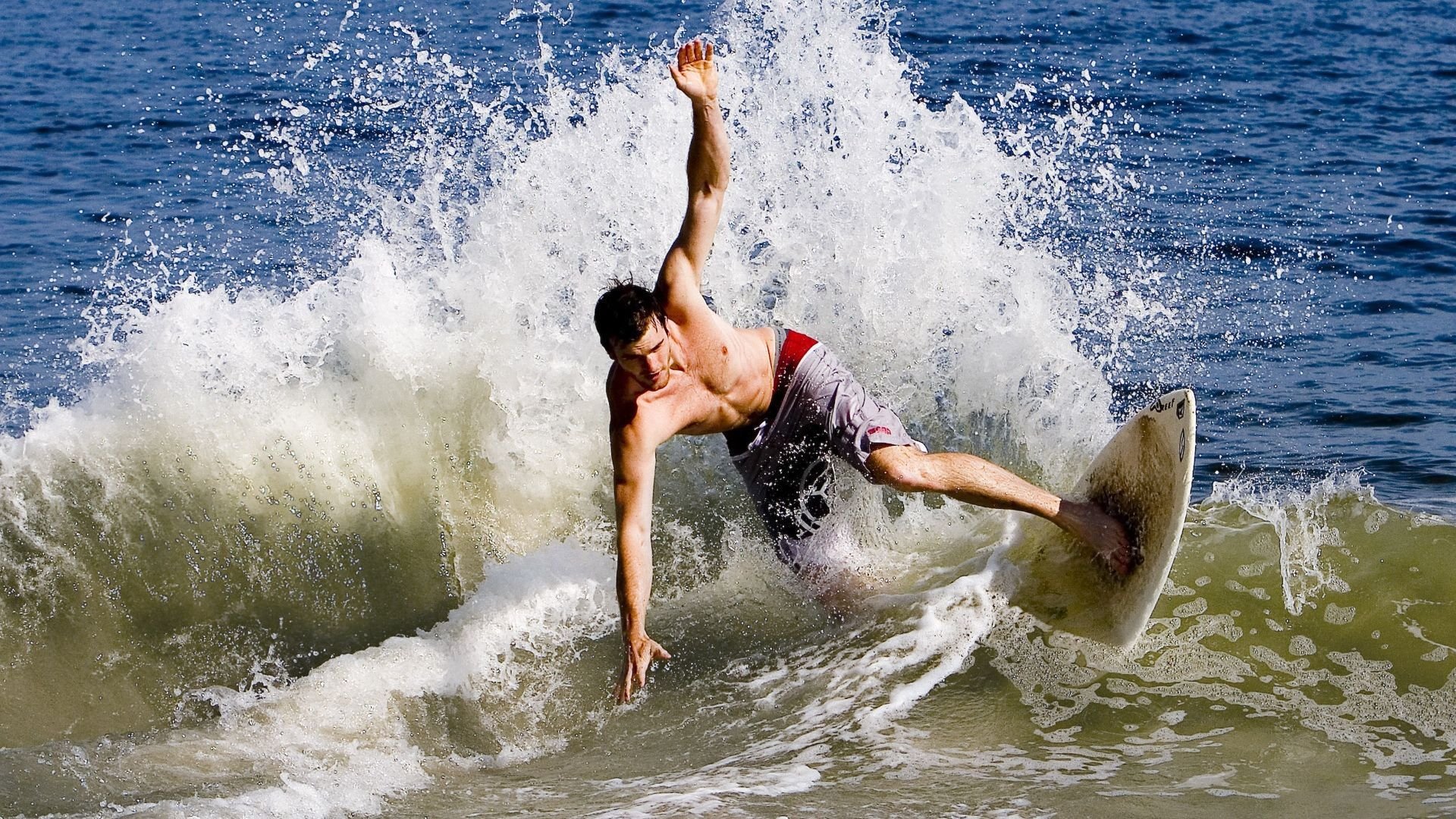 德布劳内重返赛场，反败为胜首场状态出色，日本队观众沸腾！气势如虹延续